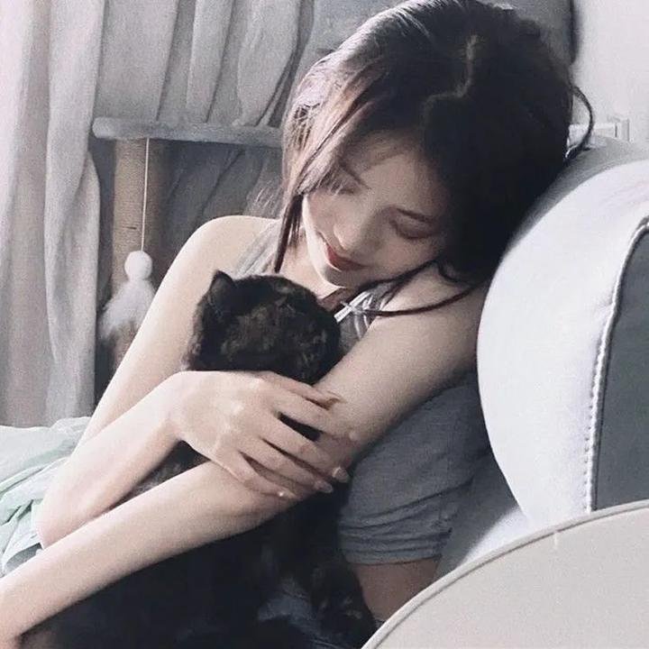 看见弹幕后，死对头被我钓成翘嘴